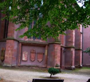 Hier auch die Grabplatten