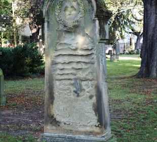 Verwitterte Gräber auf dem Alten Friedhof