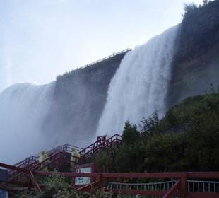 Die Stege führen direkt an den Fällen vorbei/hinein