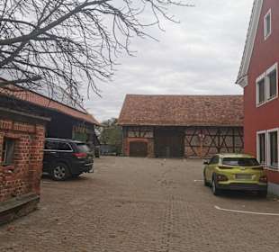 Innenhof mit Parklätzen