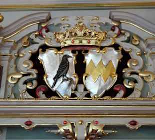 Hochzeitswappen über der Tür