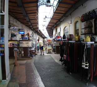 Souvenirshop vor der Markthalle