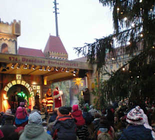 Striezelmarkt Dresden mit Märchenschloss