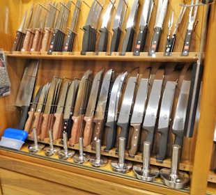 Die Auslagen im Messer- & Küchenshop Lorenzi