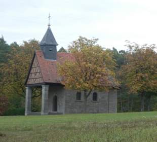 Kriegergedächtniskapelle oberhalb von Strahlungen