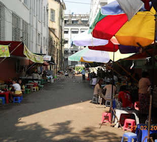 Garküchen reihen sich aneinander