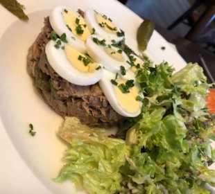 Luxemburger Rindfleischsalat mit Bratkartoffeln 