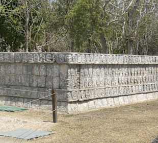 Steine mit Totenköpfe