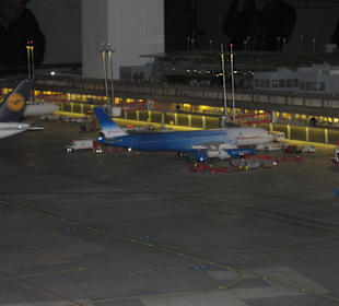 Airport Knuffingen bei Nacht