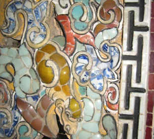 Farbenfrohe Wandmosaike aus Keramik und Glas.