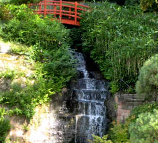 Kleine Brücke mit Wasserfall