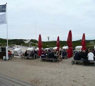 Außensitzplätze gegenüber vom Lokal