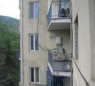 Blick von einem Balkon auf Nachbarbalkone