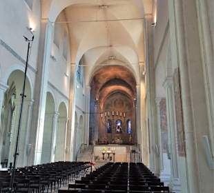 Blick in das Hauptschiff des Doms