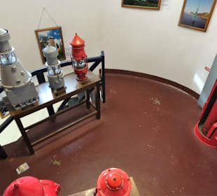 Exponate des maritimen Museums im Leuchtturm