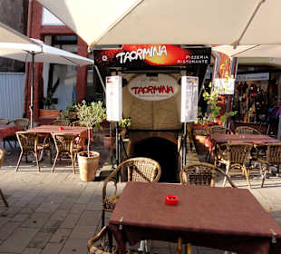 Tische vor dem Restaurant Taormina