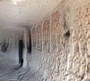 Przejście wydrążone w skale.