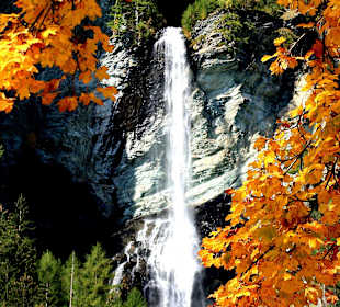 Der Wasserfall im Herbst