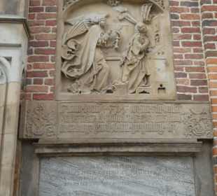 An der Außenwand der Elisabethkirche