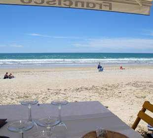 Restaurantterrasse mit Blick zum Strand und Meer
