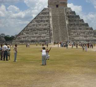 Frontansicht der Pyramide