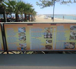 Eine Bar am Strand mit Bundesliga