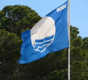 Blaue flagge für die Cala Mondrago