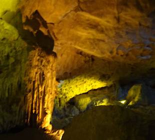 Verschieden Steinformationen in der Höhle