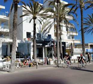 Fußgängerzone mit offenen Cafés im März 17