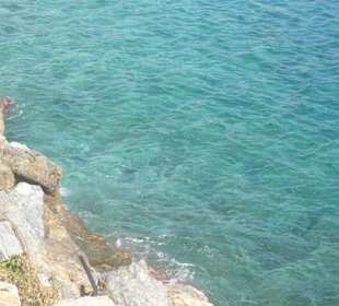 Glasklares, türkisfarbenes Wasser