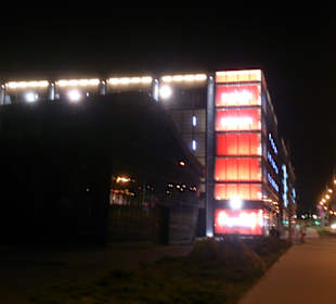 Budynek galerii w nocy