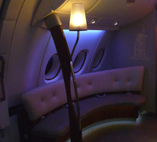 Emirates Airbus A 380-800, BC-Lounge