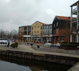 Marina mit dem Hauptgebäude