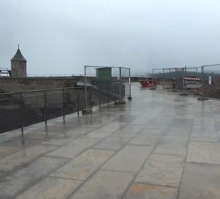 Entlang der Festungsmauer