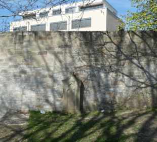 Alter Friedhof, Reste vom Turm Jungfernkuss 