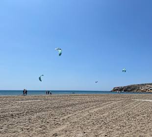 Strand mit Surfern 