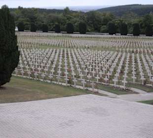 Gräberfeld vor dem Beinhaus