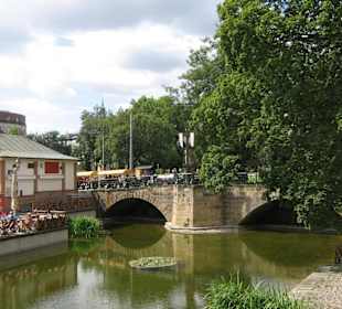 Blick auf die Brücke mit einem Zug für Touristen