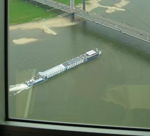 Blick auf den regen Schiffsverkehr auf dem Rhein