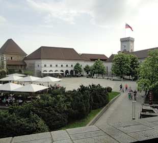 Widok na dziedziniec zamkowy