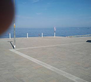 Am Strand mit Schirmhalter