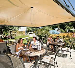 Kleine Leckerbissen & Eisbecher an der Poolbar