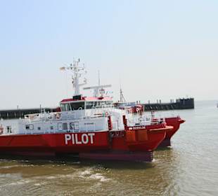 Katamaran im Fährhafen