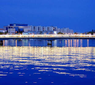 Hafenbrücke von Zadar bei Nacht