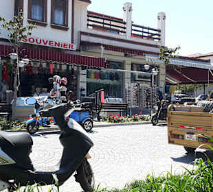 Die umliegenden Geschäfte...