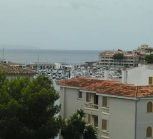 Blick vom Dach zum Hafen