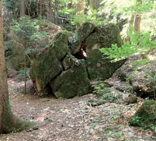 Zerborstener Porphyrblock