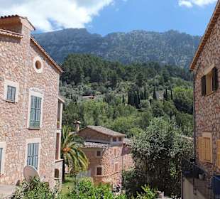 Blick durch zwei Häuser Richtung Berge