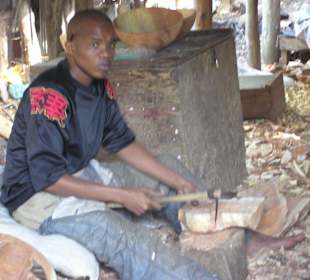 Schnitzer bei der Arbeit