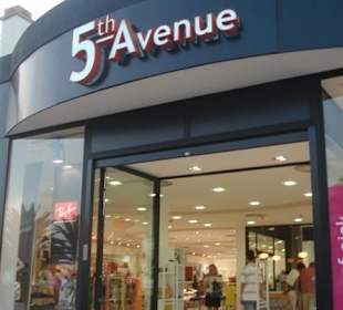 Laden an der Einkaufsmeile